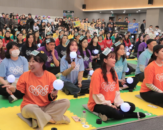 지난 8일 서울 을지로2가 하나금융그룹 명동사옥 4층 대강당에서 열린 '2023 외국환 골든벨 전국체전'에 참여한 직원들이 문제를 풀고 있는 모습. [하나은행]